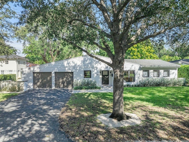 view of front of home featuring a garage and a front yard