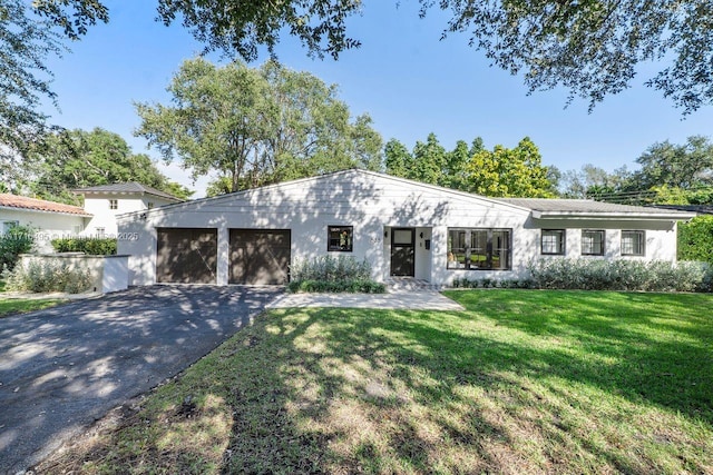 view of front facade featuring a garage and a front yard