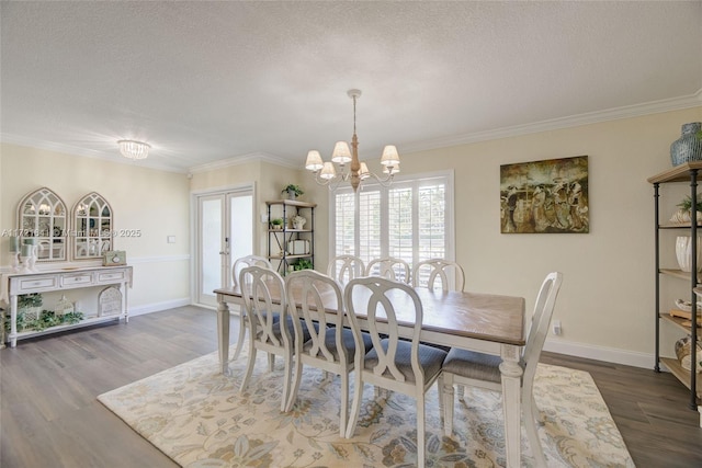 dining room featuring plenty of natural light, ornamental molding, a chandelier, and hardwood / wood-style floors