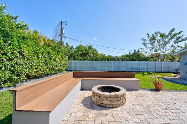 view of patio featuring an outdoor fire pit