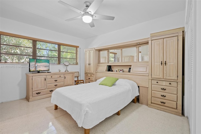 bedroom with ceiling fan