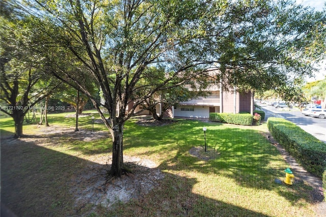 view of front of house featuring a front lawn