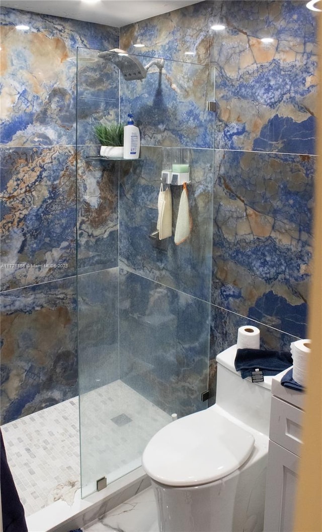 bathroom featuring tiled shower, toilet, and tile walls