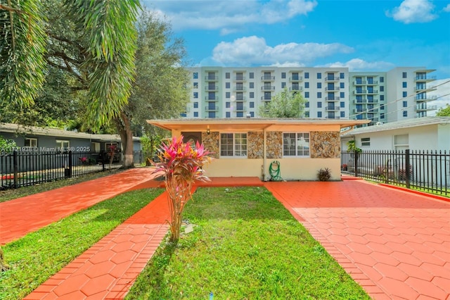 view of front of property with a front yard