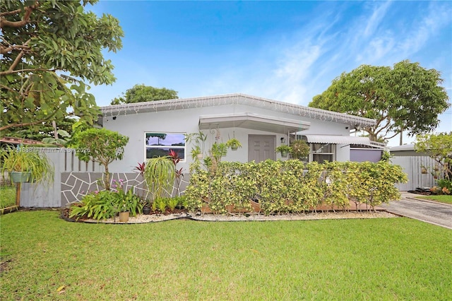 view of front of property with a front yard