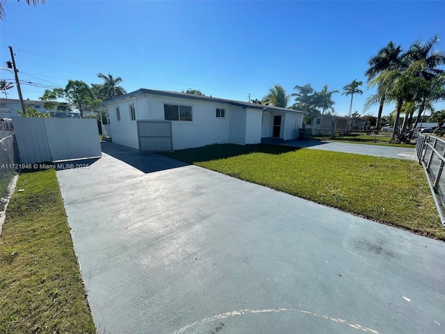 manufactured / mobile home with a front yard