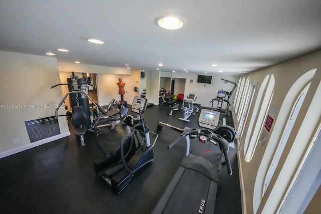 exercise room with visible vents, recessed lighting, and baseboards