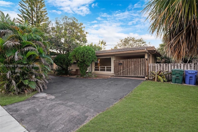 view of front of home featuring a front lawn