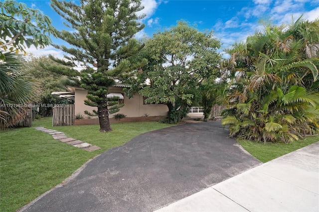 view of front of home featuring a front lawn