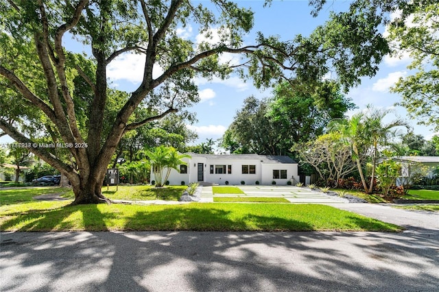 view of front facade featuring a front lawn