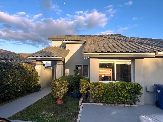 view of front of home with a front yard and a garage