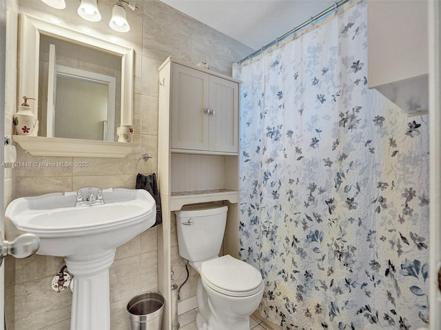 bathroom featuring a shower with shower curtain, toilet, tile walls, and tasteful backsplash