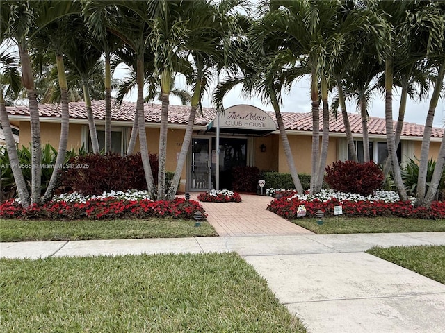 view of front of home featuring a front yard