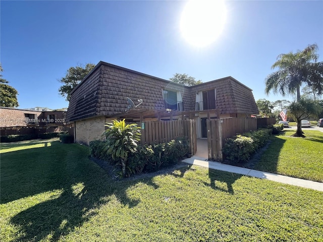 view of front of property featuring a front yard