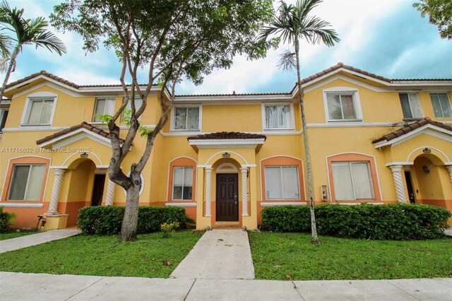 view of front facade featuring a front lawn and stucco siding