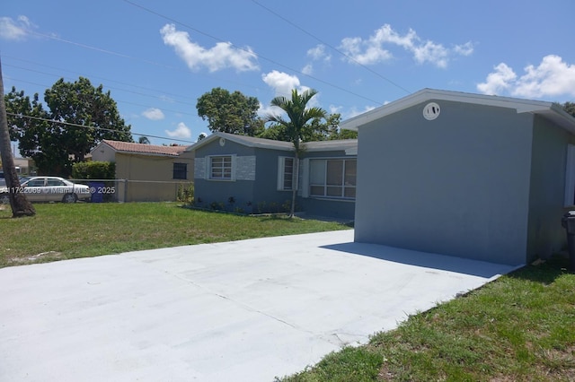 view of front facade with a front yard