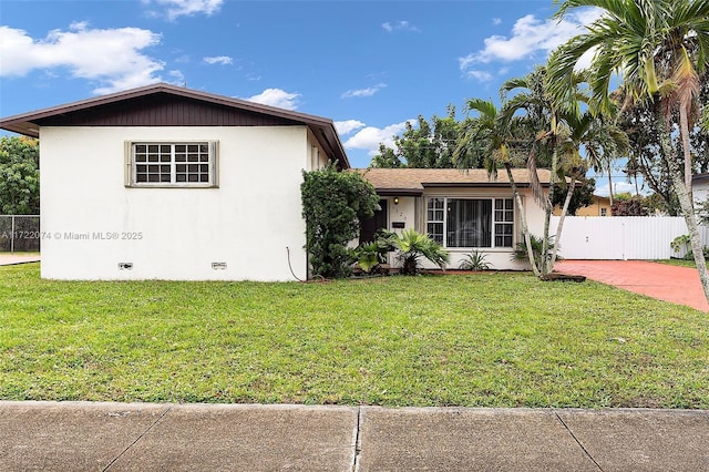 view of front of property with a front lawn