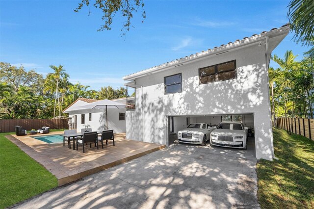 view of front of property featuring a front yard