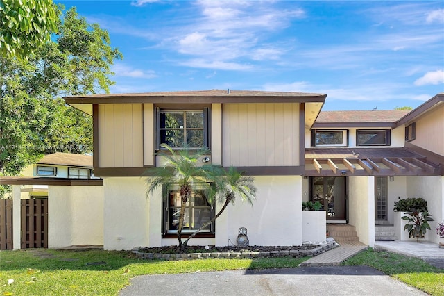 view of front of property featuring a front lawn