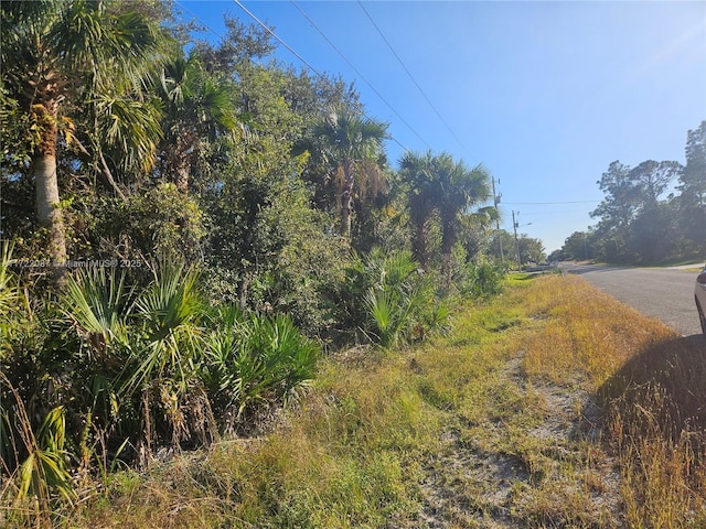 Listing photo 2 for 618 Thompson Ave, Lehigh Acres FL 33972