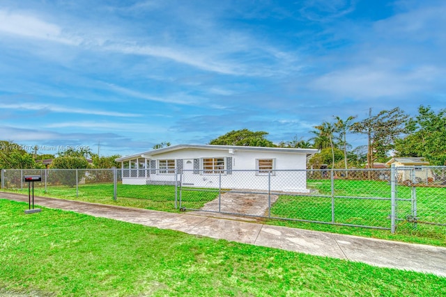 view of front of house featuring a front lawn