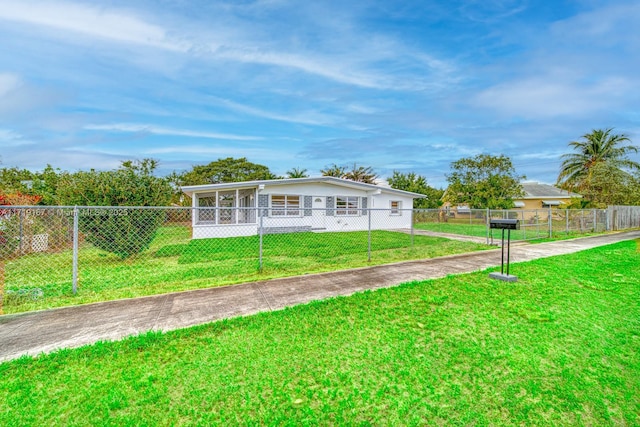 ranch-style house featuring a front yard