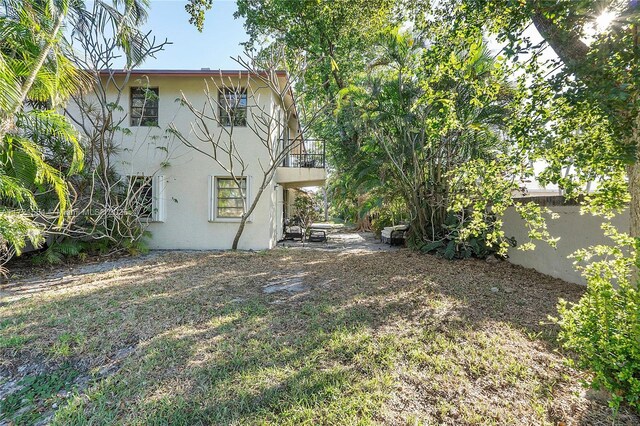 view of front of property featuring a garage and a front yard