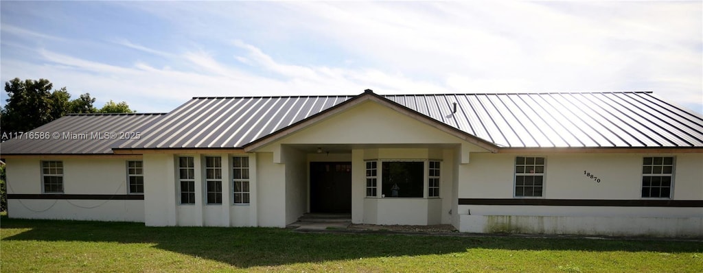 view of front of house with a front lawn