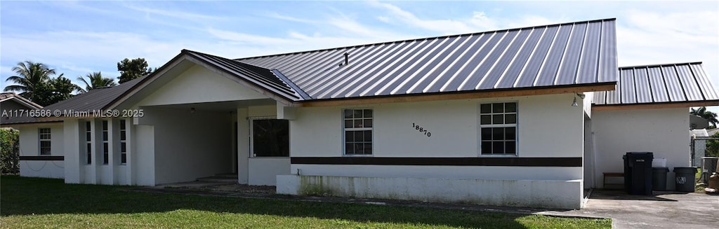 view of front of house featuring a front lawn