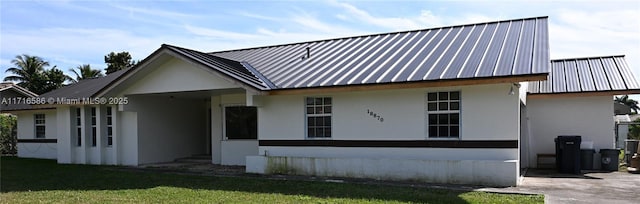 view of front of house featuring a front lawn