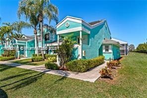 view of front of property featuring a front lawn