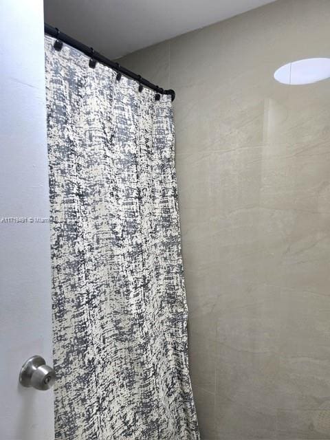 bathroom featuring curtained shower