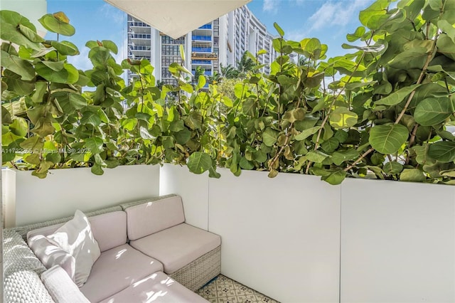 balcony featuring an outdoor hangout area