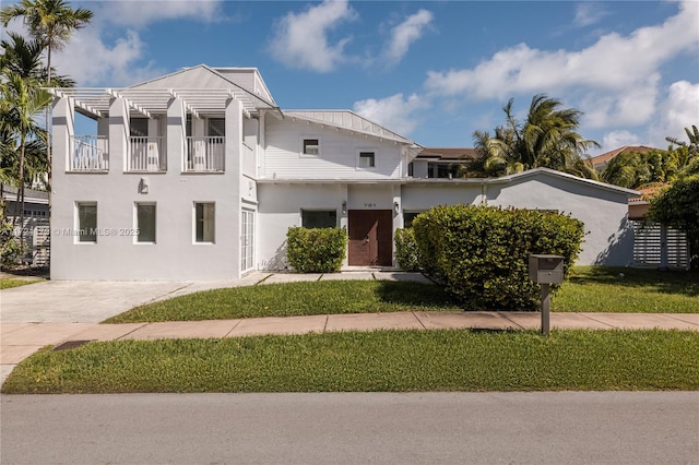 view of front facade featuring a front lawn