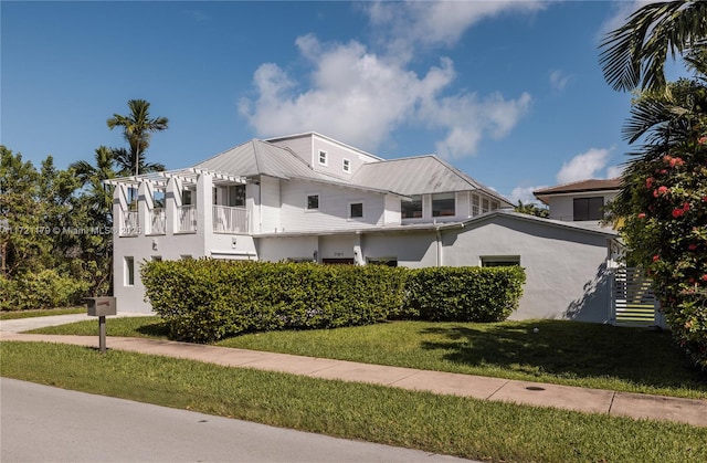 view of front of property featuring a front lawn