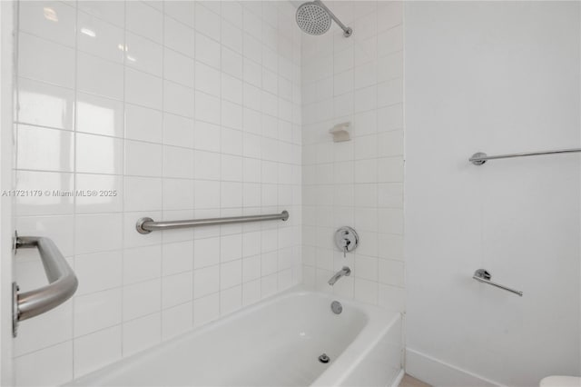 bathroom with tiled shower / bath combo