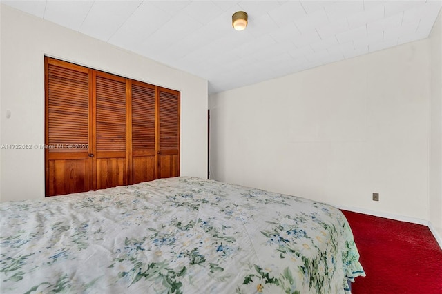 bedroom featuring carpet floors and a closet