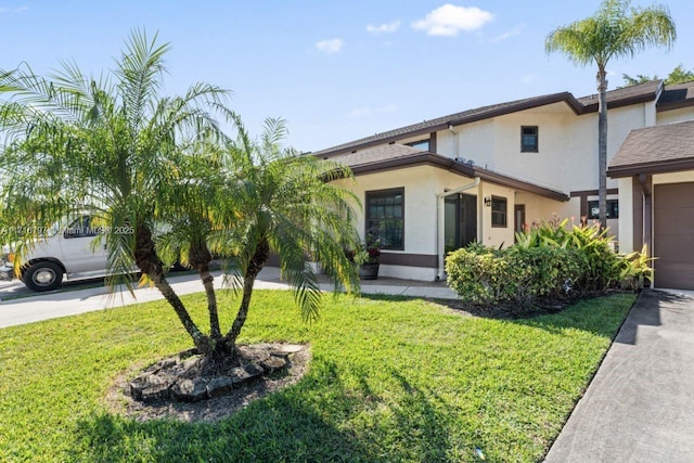 view of front of property featuring a front yard