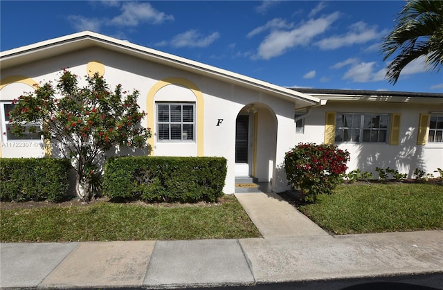 view of front facade with a front lawn