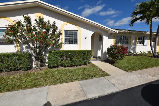 view of front of house featuring a front yard