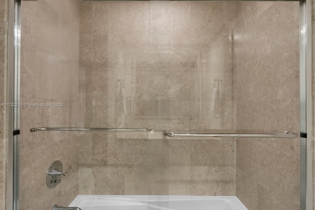 bathroom with tiled shower / bath combo