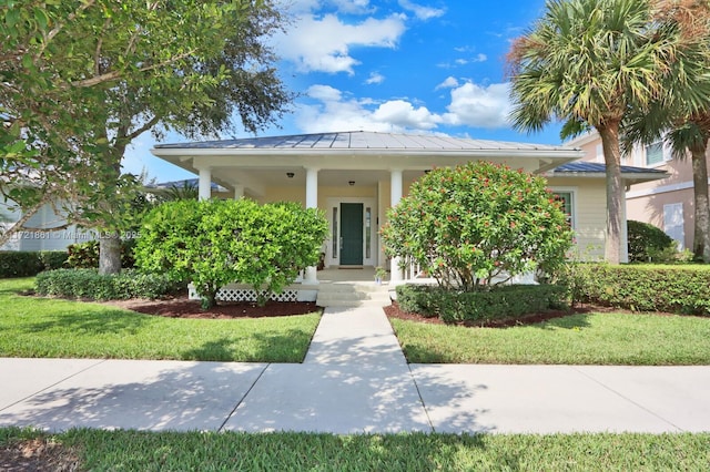 view of front facade with a front yard