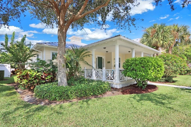 view of front of property with a front lawn and covered porch