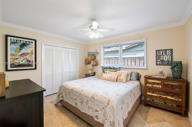 bedroom featuring ceiling fan, crown molding, and a closet