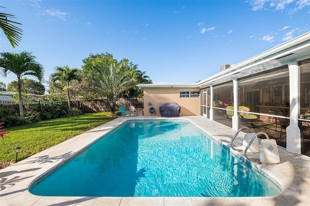 view of swimming pool featuring a lawn