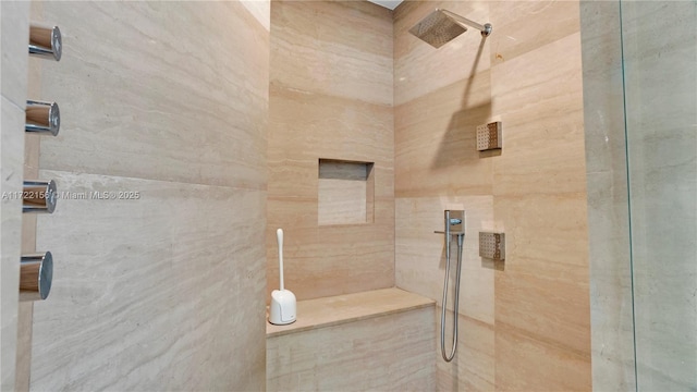 bathroom featuring a tile shower