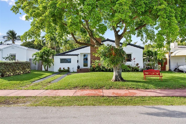 view of front of property featuring a front yard