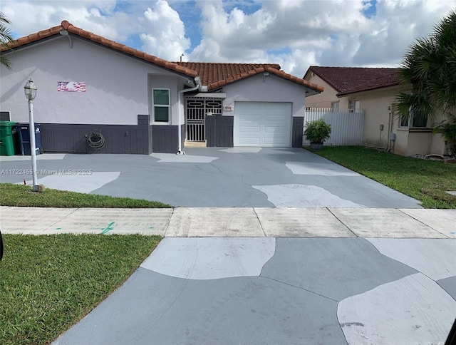 view of front of house with a front lawn and a garage