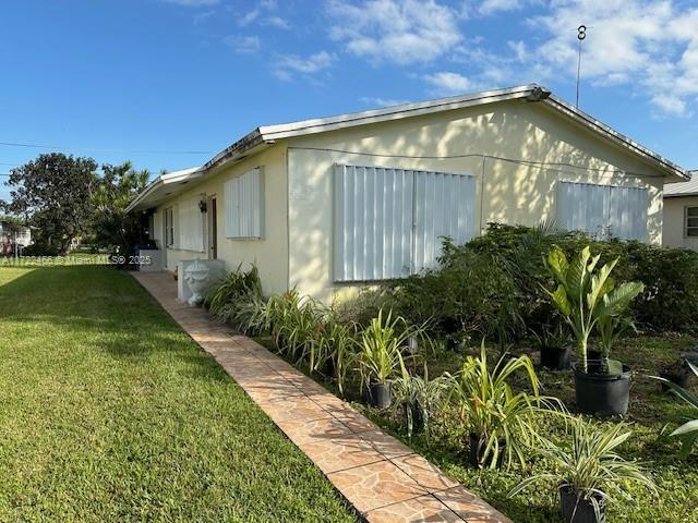 view of side of property featuring a lawn