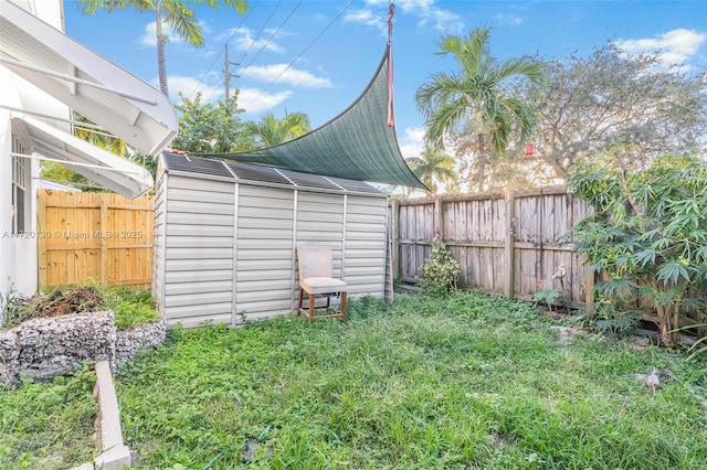 view of yard featuring a storage shed